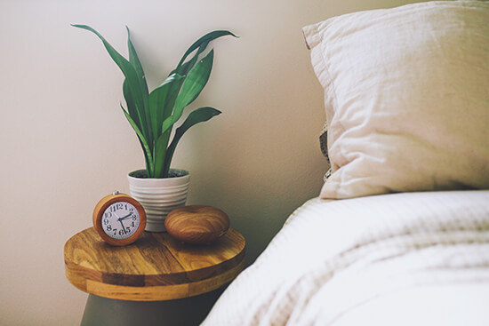 indoor-air-quality-bedroom-airy-plant-clock